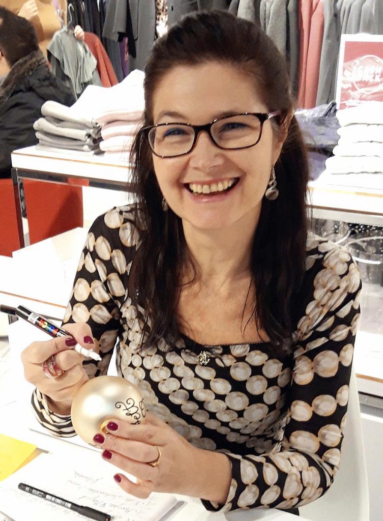 CalliLetters-Live-Lettering-Weihnachtskugeln-Sandra-Brezina-Schustermann-und-Borenstein-Wien