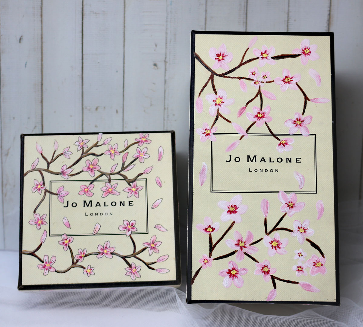CalliLetters-Box-Painting-Jo-Malone-Kirschblueten-Events-Sandra-Brezina-Wien CalliLetters bietet Kalligrafie, Gravur, Heißfolierung und Live-Painting für Events, Presseveranstaltungen, Hochzeiten, und in Geschäften.