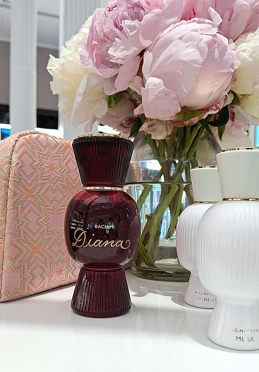 CalliLetters-Handgravur-auf-Bulgari-Baciami-ParfumSandra-Brezina-Wien Personalisiertes-Parfum-mit-Gravur-Bulgari-von-Sandra-Brezina-Wien