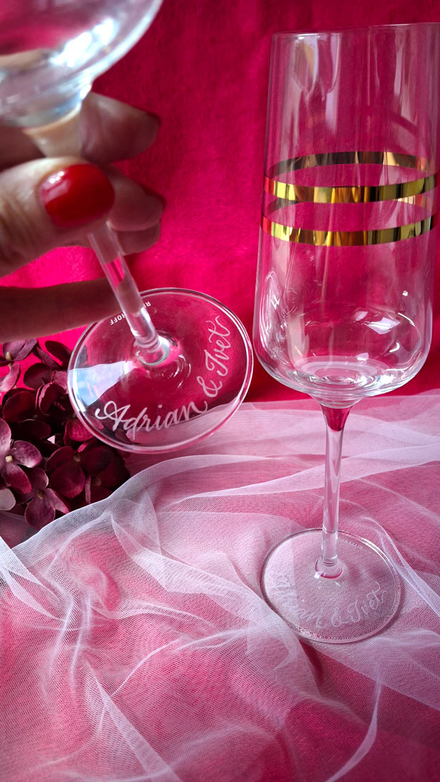 CalliLetters-Handgravur-auf-Sektglas-Personalisierte-Glaeser-Kalligrafie-Sandra-Brezina-Wien