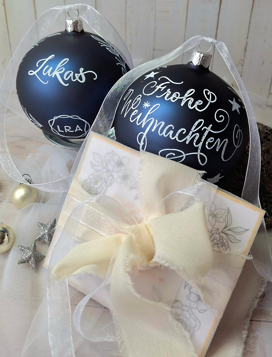Hochzeits-Kalligrafie und kalligrafierte Weihnachtskugeln mit Logo von Sandra Brezina aka CalliLetters