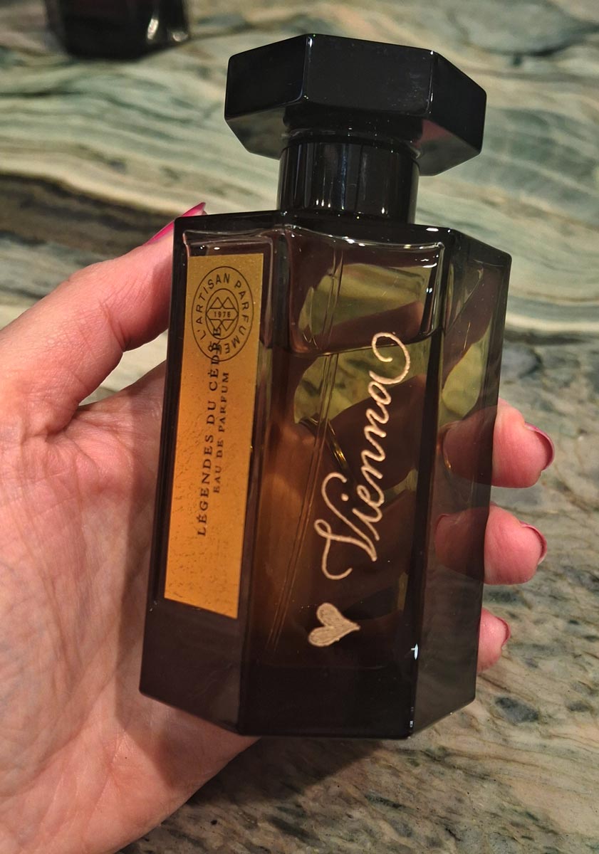 Live-Gravur auf L'Artisan Parfumeur Parfum von Sandra Brezina, Wien