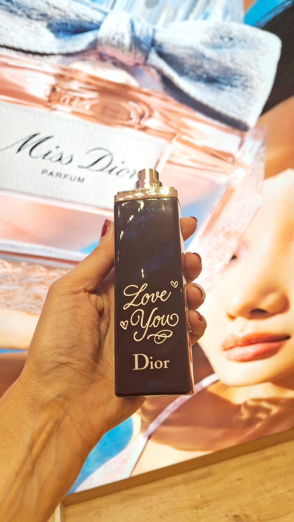 CalliLetters-Live-Personalisiert-Gravur-Dior-von-Sandra-Brezina-Wien CalliLetters, Sandra Brezina, Wien, personalisiert live mit Hand-Gravur Parfums und Beauty Produkte, z.B. für Dior am Flughafen Wien