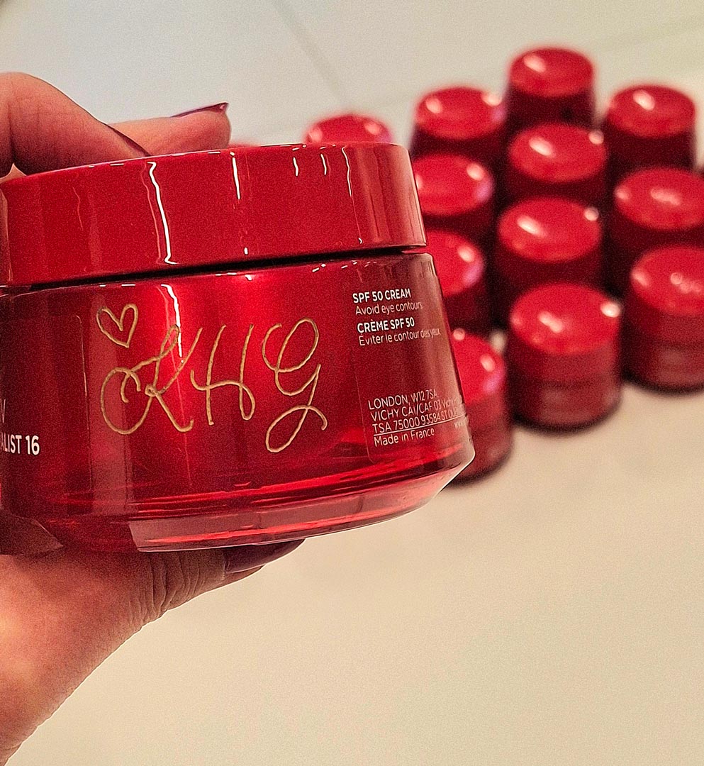 Sandra Brezina personalisiert Cremetiegel bei L'Oréal Live Event