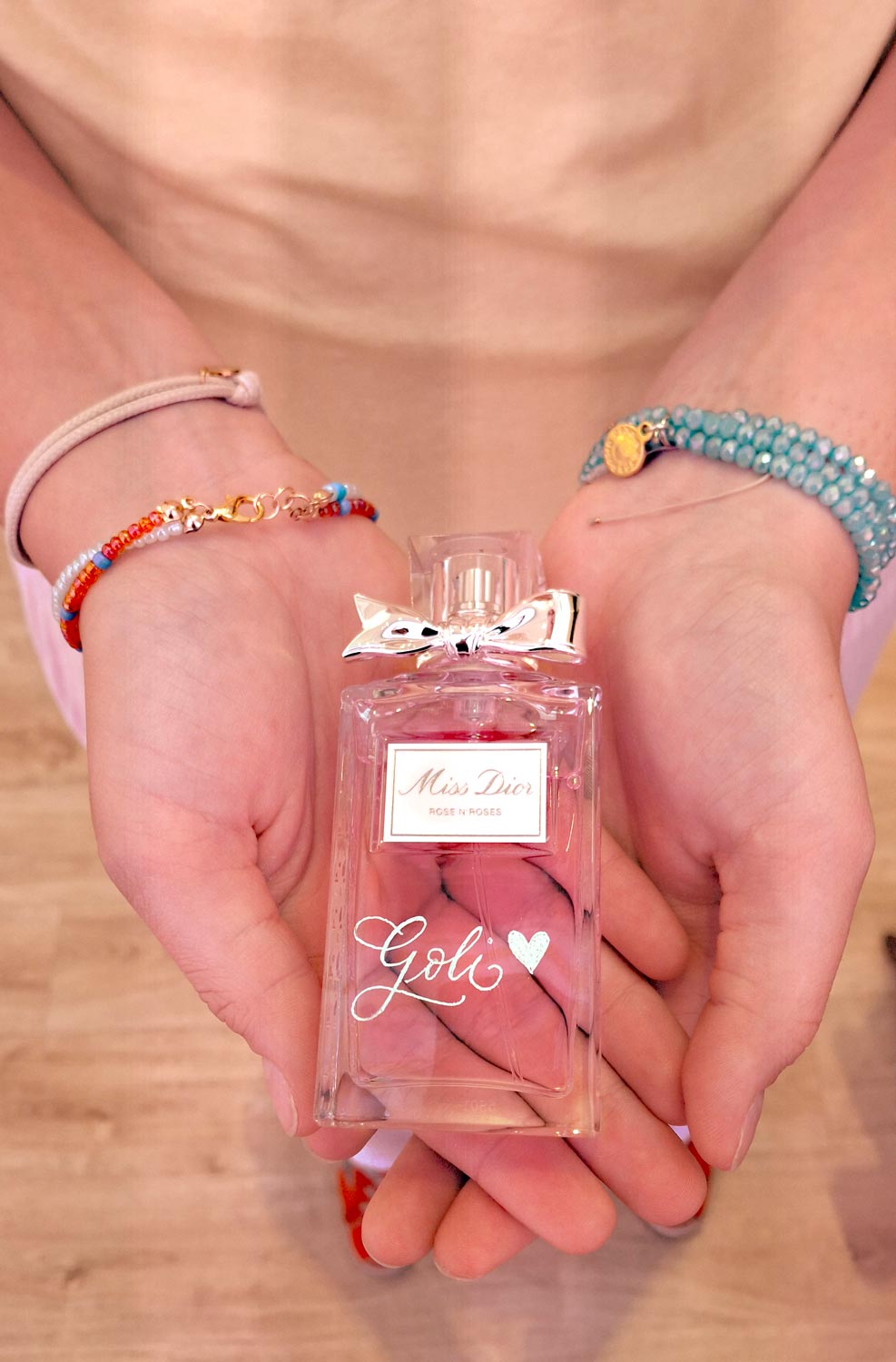 CalliLetters-Live-Personalisierung-Gravur-fuer-Dior-von-Sandra-Brezina-Flughafen-Wien CalliLetters, Sandra Brezina, aus Wien personalisiert live mit Hand Gravur für Luxusmarken, wie Dior