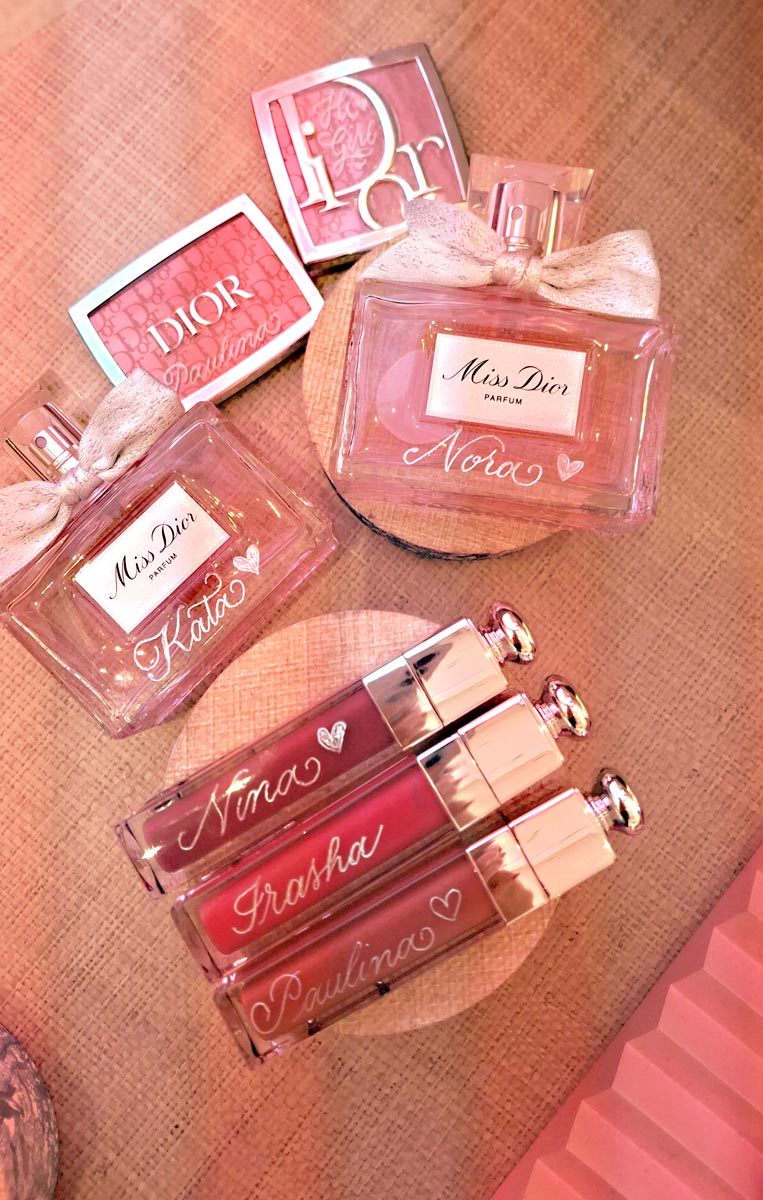 CalliLetters-Live-Personalisierung-Gravur-fuer-Dior-von-Sandra-Brezina-Wien CalliLetters, Sandra Brezina, aus Wien personalisiert live mit Hand Gravur z. B. für Dior Parfums und Beauty Produkte