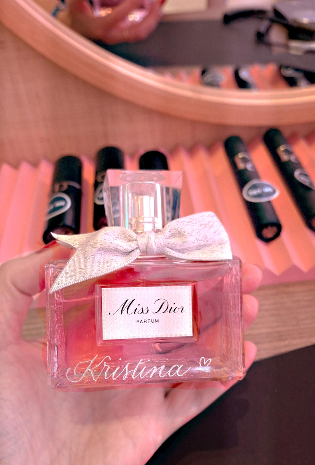 CalliLetters, Sandra Brezina, gestaltet Live-Personalisierungen mit Hand-Gravur, z.B. für Dior Parfums und Beauty Produkte, Wien