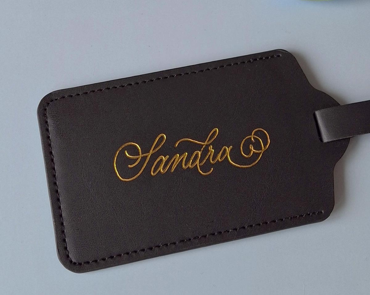 CalliLetters-Live-Personalisierung-Kofferanhaenger-SandraBrezina-Wien Sandra Brezina gestaltet Live-Personalisierung mit Heißfolierung