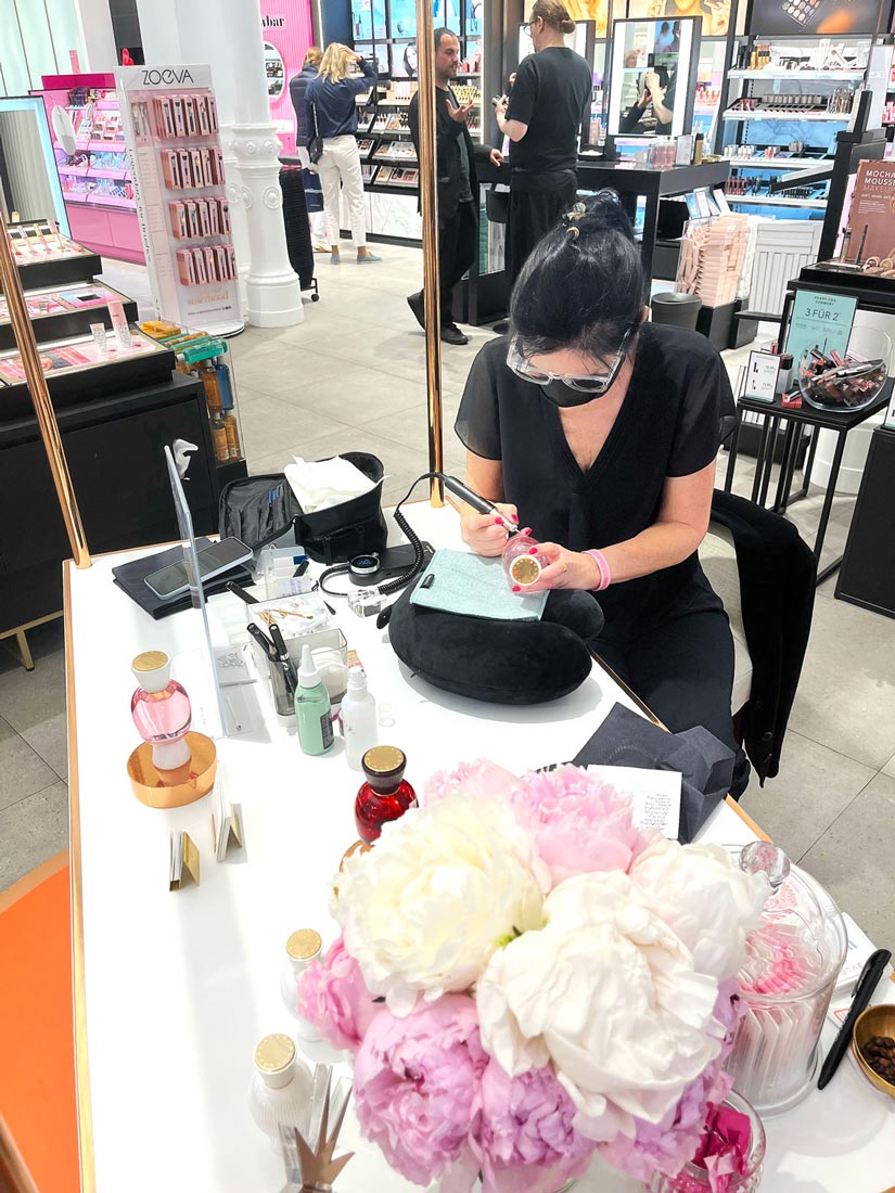 CalliLetters-Luxury-Brand-Live-Gravur-Sandra-Brezina-Wien Sandra-Brezina-graviert-live-für-Bvlgari-Parfums-in-Wien