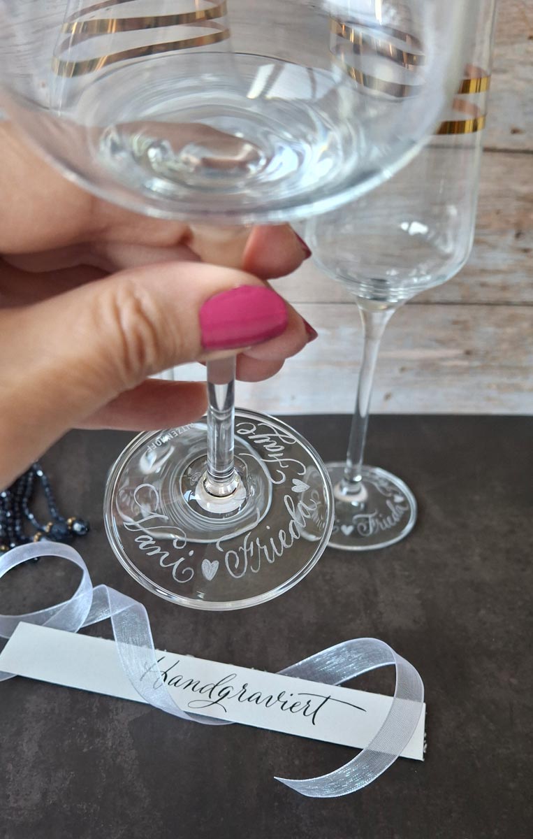 Personalisierte Gläser mit Gravur von Event-Artist Sandra Brezina aka CalliLetters aus Wien