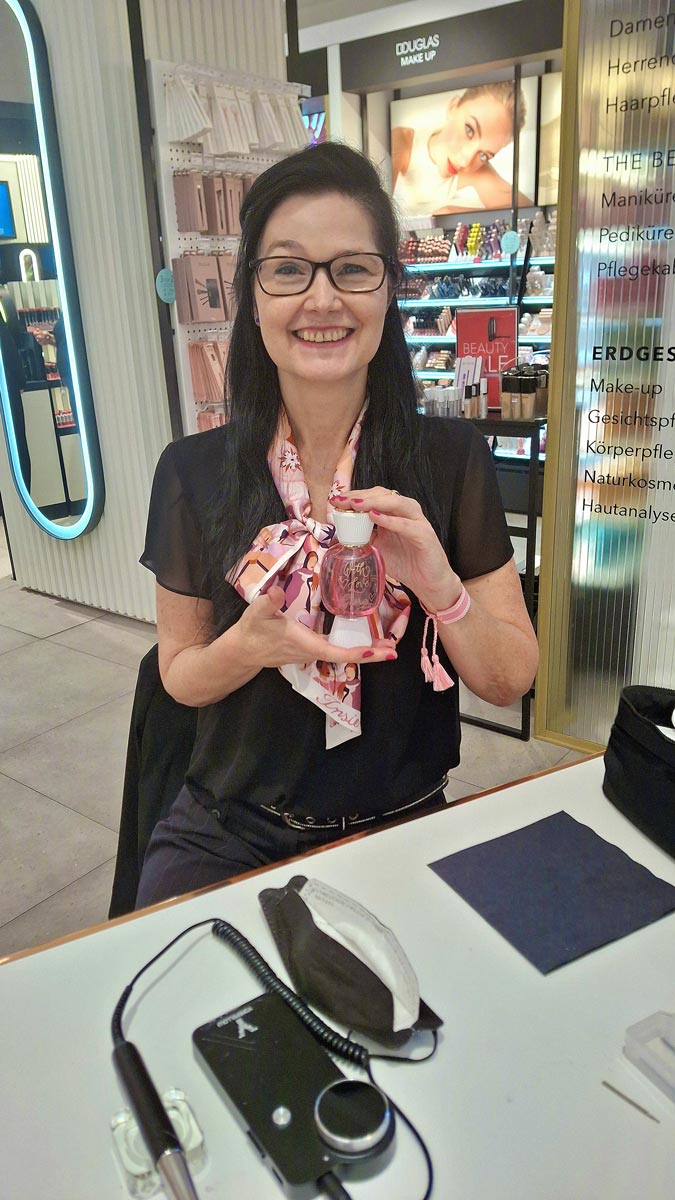 CalliLetters-Personalisierte-Parfums-Bvlgari-Hand-Gravur-Sandra-Brezina-Wien CalliLetters-Personalisierte-Parfums-Bvlgari-Hand-Gravur-Sandra-Brezina-Wien