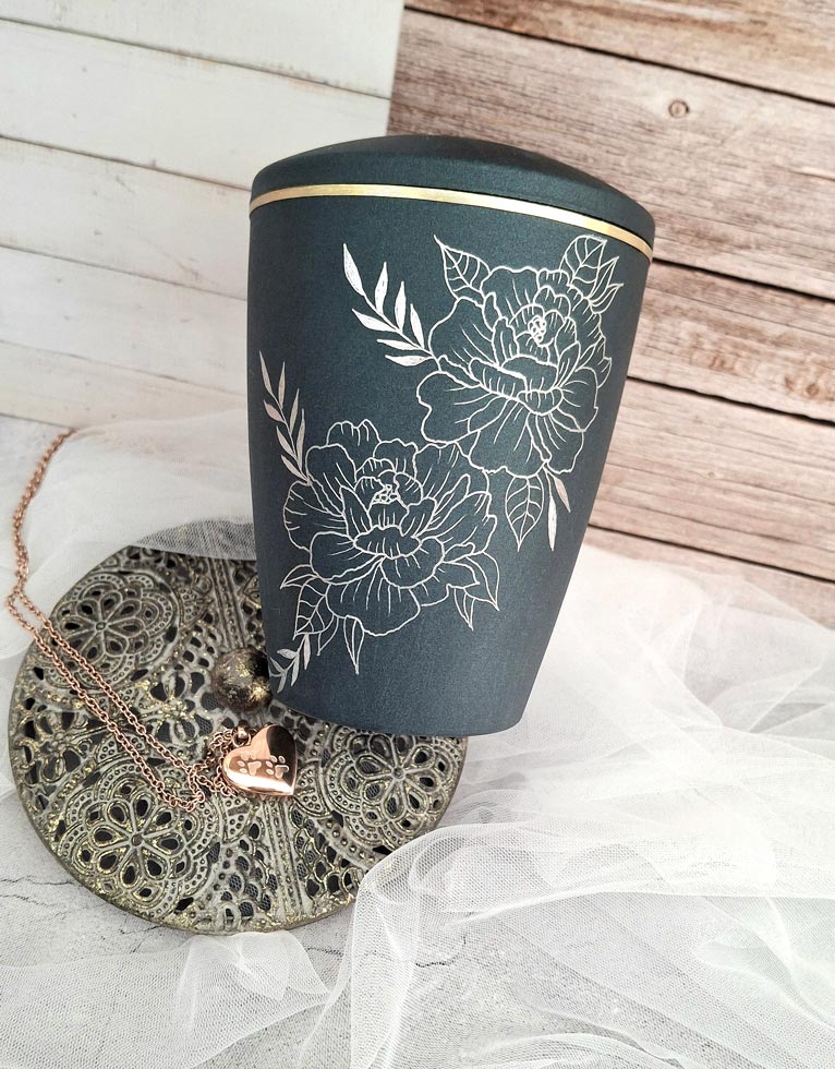 CalliLetters-Personalisierte-Urne-hand-graviert-Sandra-Brezina-Wien CalliLetters-Personalisierte-Urne-hand-graviert-Sandra-Brezina-Wien