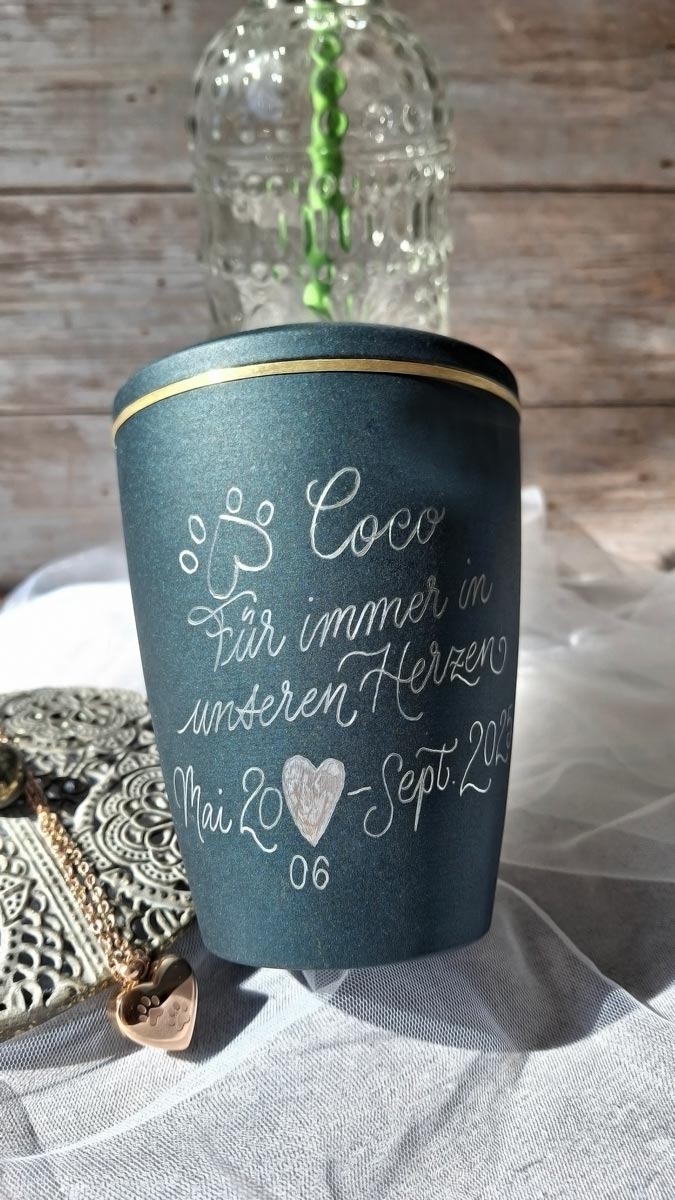 Personalisierte-Tierurne-mit-Hand-Gravur-und-Dekor-von-Sandra-Brezina