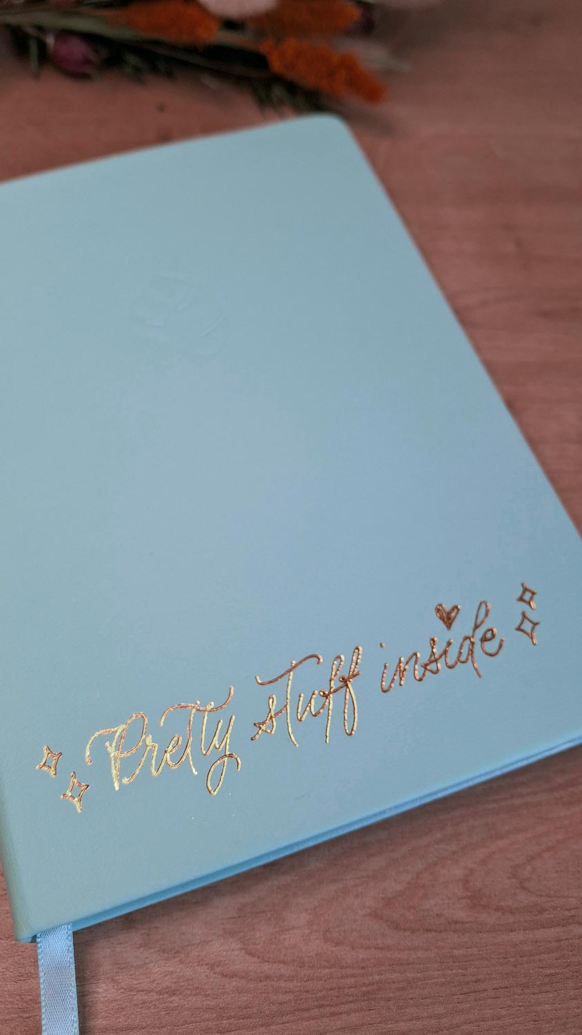 CalliLetters-Personalisierts-Notizbuecher-Live-Events-Sandra-Brezina-Wien Sandra Brezina aka CalliLetters gestaltet personalisierte Notizbücher mit Heißfolierung