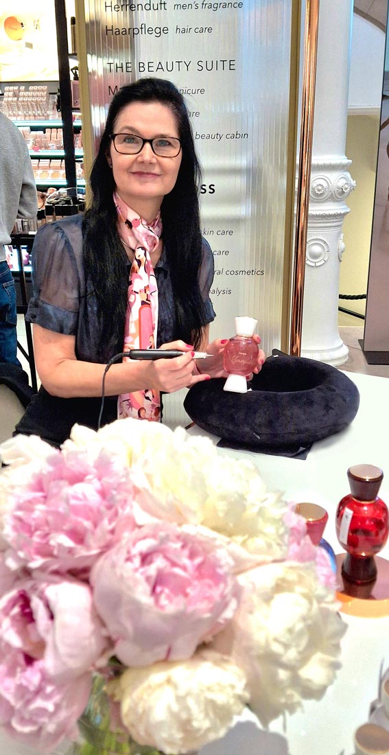 CalliLetters-Personalisierung-Bulgari-Parfums-Hand-Gravur-Sandra-Brezina-Wien