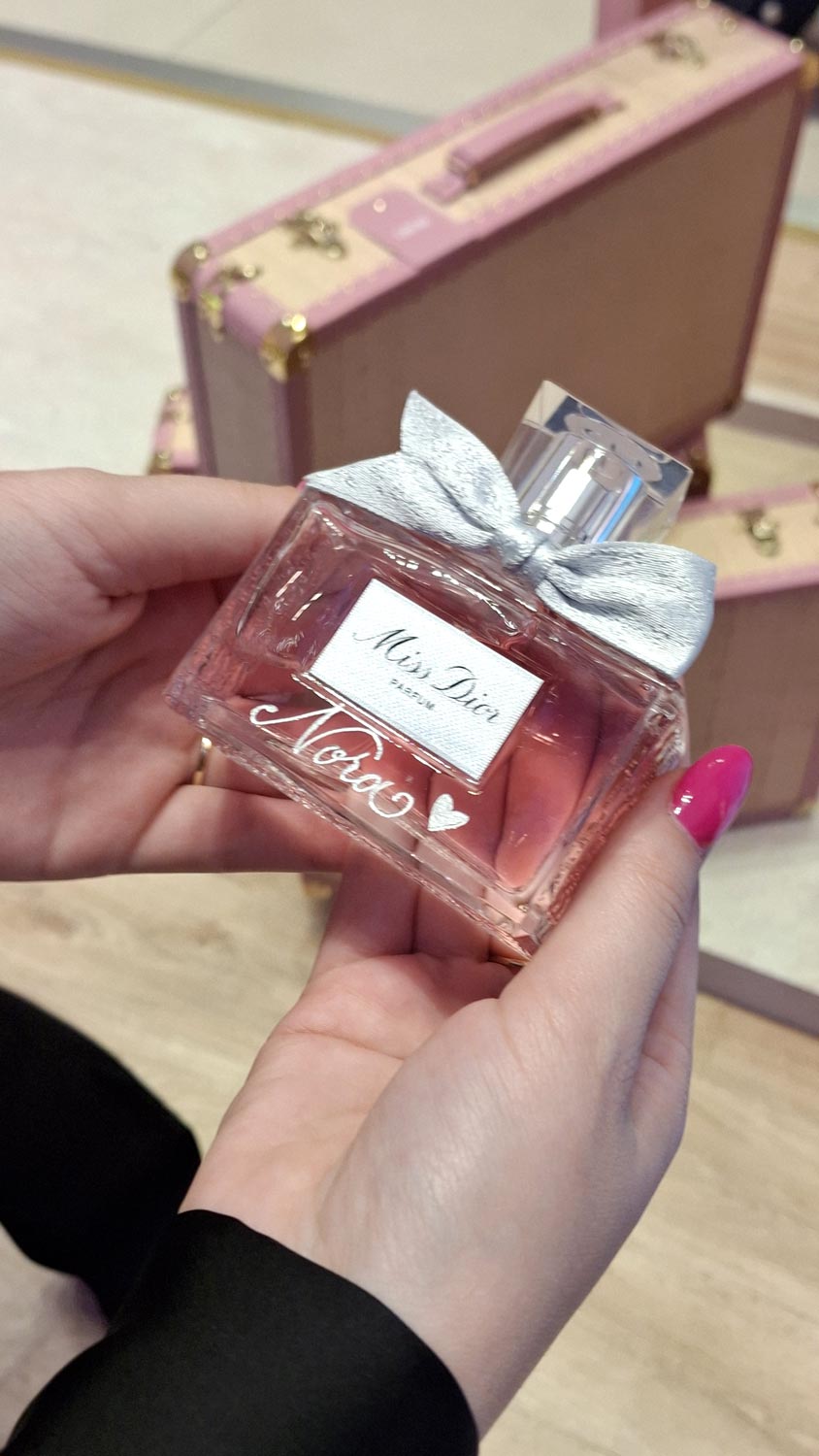 Sandra Brezina aka CalliLetters personalisiert live mit Hand Gravur Parfums und Beauty Produkte, z.B. für Dior am Flughafen Wien