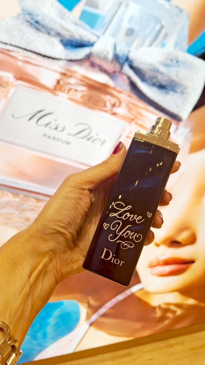 CalliLetters-personalisiertes-Dior-Parfum-Handgravur-Live-Sandra-Brezina-Wien Personalisiertes-Dior-Parfum-mit-Gravur-von-Sandra-Brezina-Wien