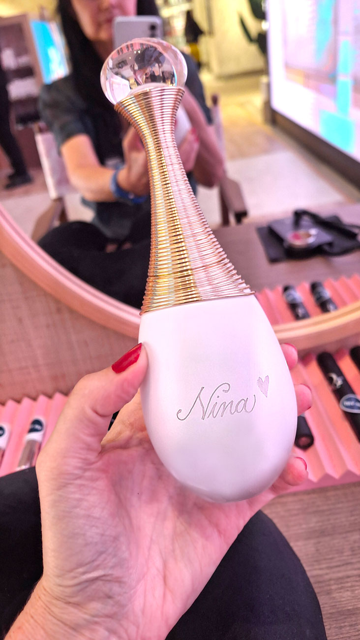 CalliLetters-Personalisiertes-Dior-Parfum-J-Adore-Handgravur-Sandra-Brezina-Wien CalliLetters-Personalisiertes-Dior-Parfum-J-Adore-Handgravur-Sandra-Brezina-Wien